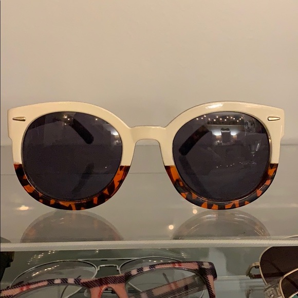 Accessories - white and tortoise shell frames